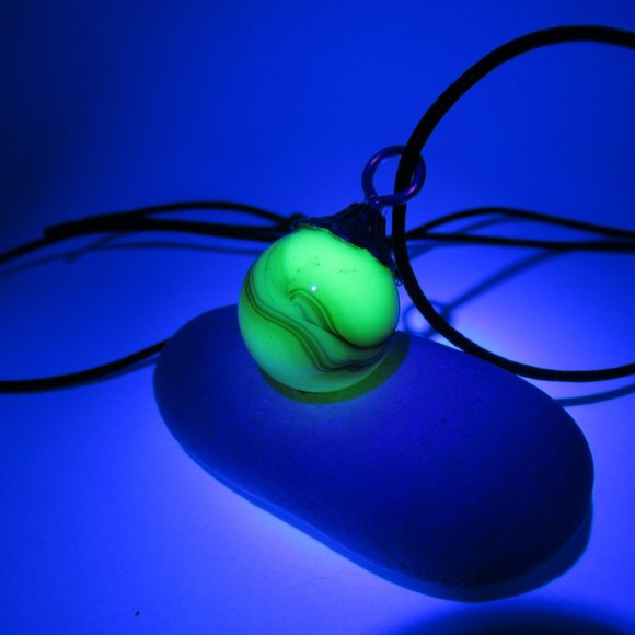 Uranium glass marble pendant - Picture 3 of 12